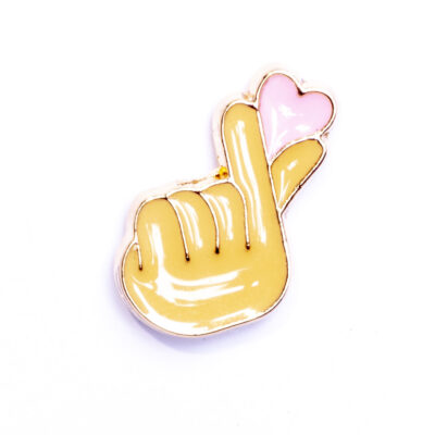 Pin – Serce w dłoni – Prezenty – Szalony.pl