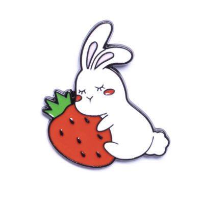 Pin – Królik z truskawką – Prezenty – Szalony.pl