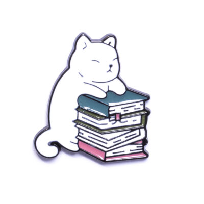 Pin – Kot z książkami – Prezenty – Szalony.pl
