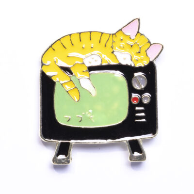 Pin – Kot na telewizorze – Prezenty – Szalony.pl