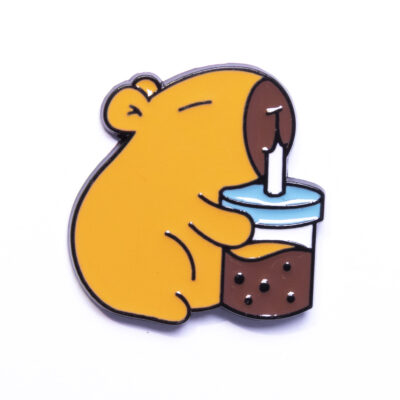 Pin – Kapibara z kawą – Prezenty – Szalony.pl