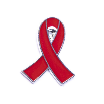 Pin – Czerwona wstążka – Prezenty – Szalony.pl